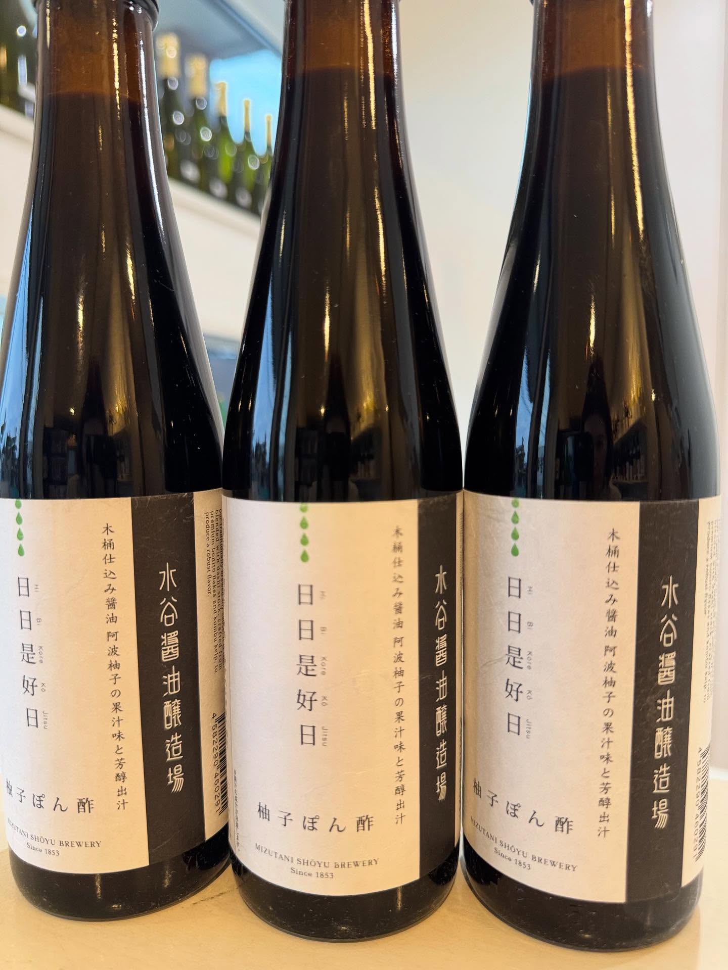 ·
季節酒のひやおろし
入荷してます
今回ご紹介の商品は
これからの季節に
出番の多い
ぽん酢
日本人には欠かせない
醤油 のご紹介です
酒 酢 味醂と厳選して
選んでみてるものの
醤油は何がいいだろう🧐?
っと先日の試飲会にて
出会ってしまいました🤩
滋賀県彦根市 
水谷醤油醸造場
「日日昰好日」
日々をより良くする醤油
厳選した素材を木桶に仕込み湖国近江の日夏町でつくられた天然醸造の古式醤油です。
ポン酢は、古式醤油を使って阿波ゆずを贅沢に使用しつくられた果実味溢れる中に出汁を感じるとてつもなく美味しいポン酢です🫶
こだわりの調味料なので
正直、値段は張りますが
いいものを使えば格段に
味も上がると思います
ちょっと手土産にもおすすめです