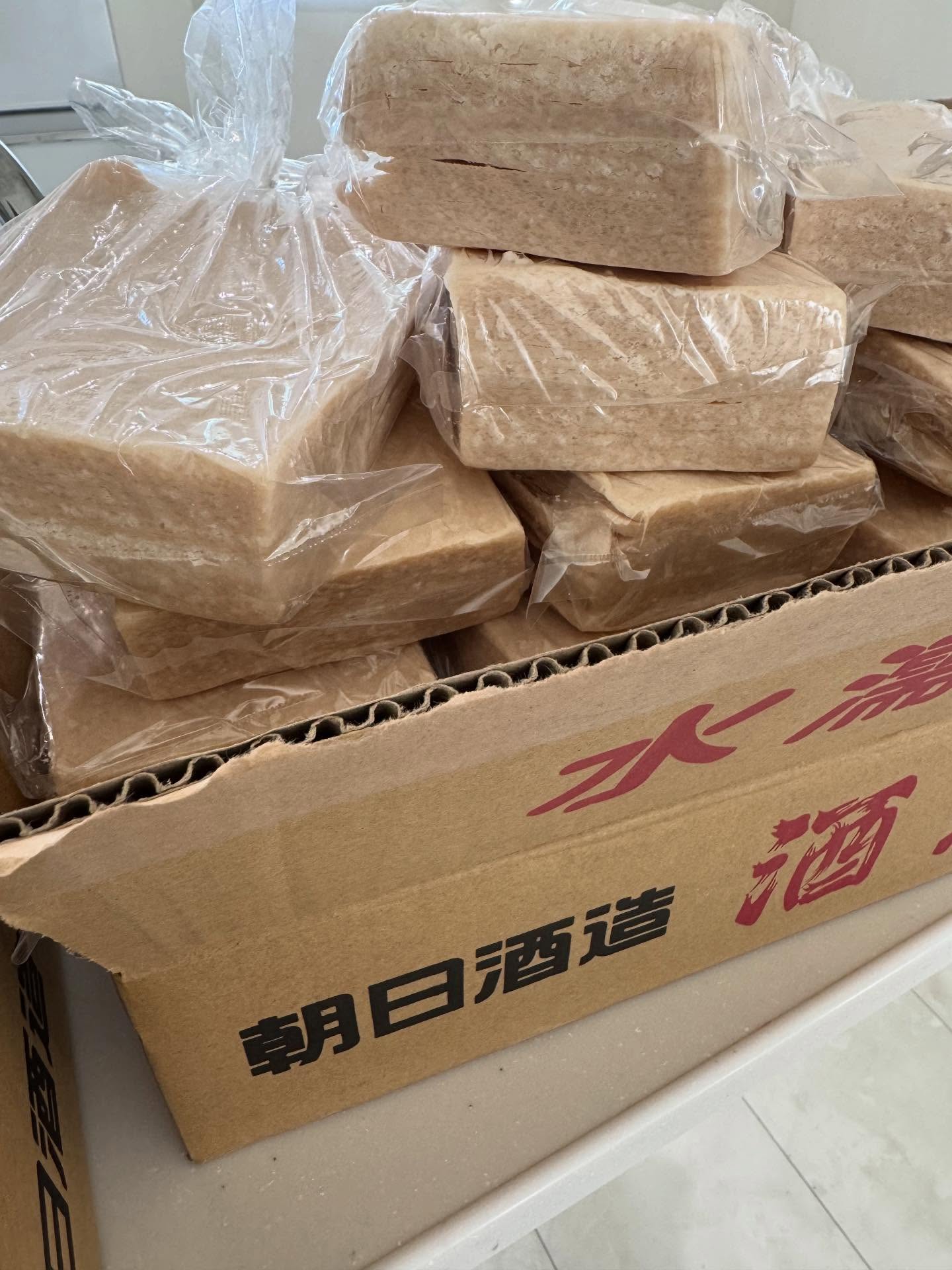 .
今季の酒粕入荷致しました

こめ吉で、長年
取り扱いしている酒粕は
久保田で有名な
新潟県長岡市の
朝日酒造の酒粕です
そのまま焼いてツマミに
お味噌汁にちょい足し
魚やお肉を漬けて粕漬け
お野菜を漬けたり

冷凍保存も出来るので
おすすめです