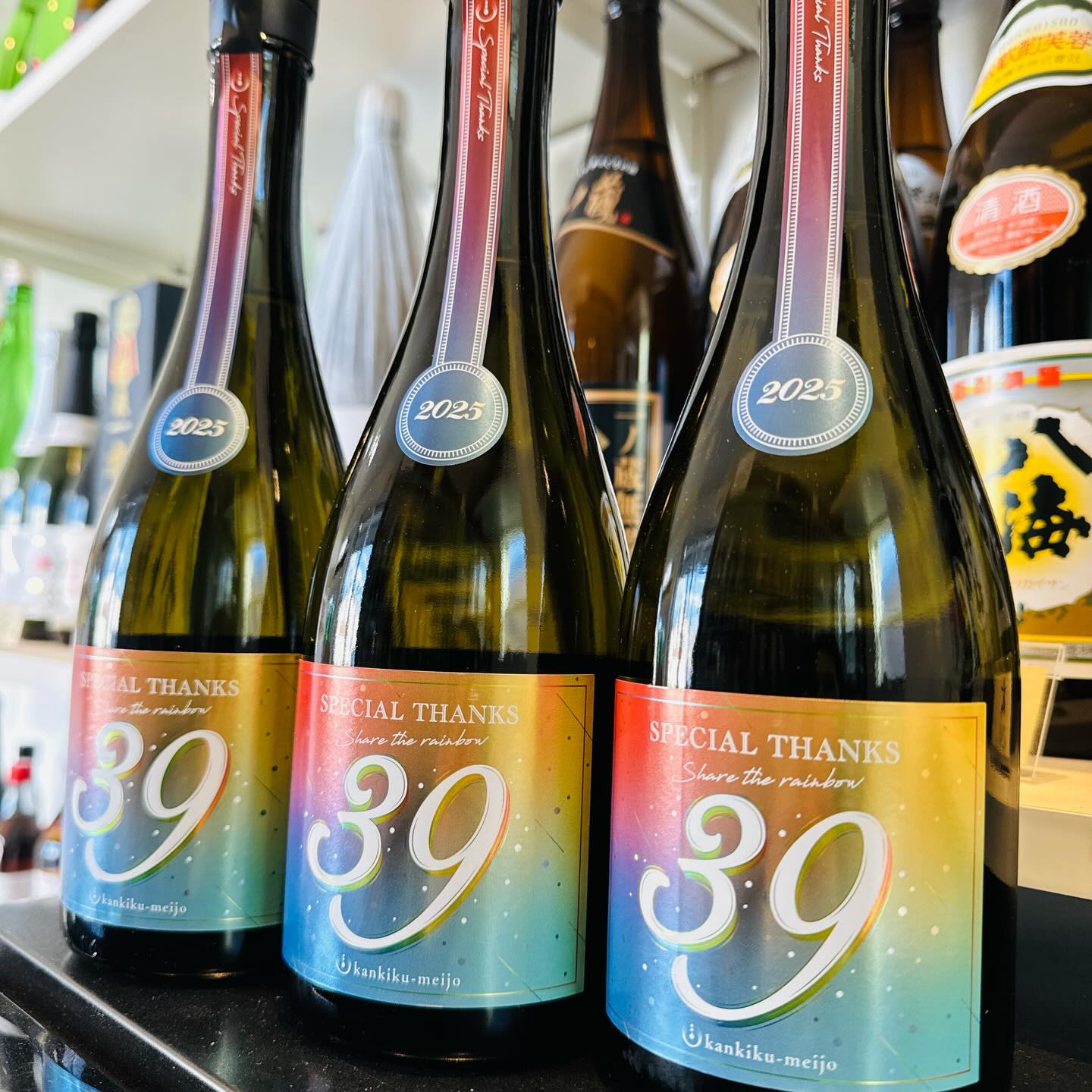 ·
蔵元から入荷致しました‍♂️
⁡
寒菊銘醸 39 Special Thanks
⁡
一年の終わりに、
蔵からお客様に
1年の「感謝(Thank you=39)」
の想いを込めて。

全ての皆様へ「愛」をお届けしたい一心で仕込まれた1本です。

大切な方やお世話になった方へ、1年の感謝を伝える贈り物としてもぴったりです。

感謝と愛に溢れる年末年始になりますように…

原料米 : 雄町
精米歩合 : 39%
アルコール分 : 15度
産地 : 千葉県